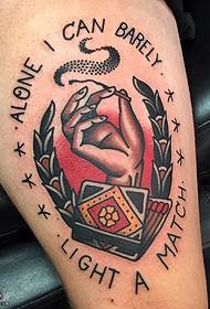 Modello tatuaggio mano coscia fumante