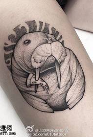 Маленький морський лев татуювання візерунок на нозі