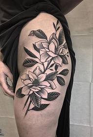 Бедро традиционна флорална татуировка модел