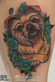 Söpö pieni lemmikkikoiran tatuointikuvio