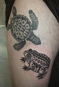 Motivo tatuaggio coscia rana tartaruga