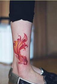 Madingos moteriškos kojos gražios mažos auksinės žuvelės tatuiruotės modelio nuotraukos