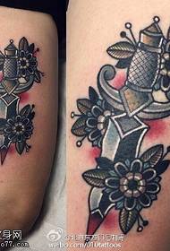 Blumen Dolch Tattoo Muster