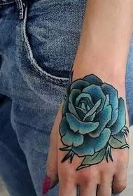 Tatouage rose délicat