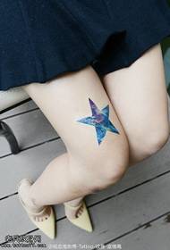 Splendido modello di tatuaggio a stella bello freddo