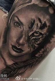 Tatuaggio di fata volpe sulla coscia