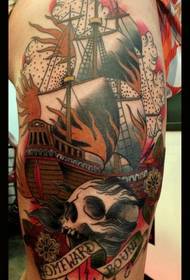 Tatuaggio di barca a vela sulla coscia