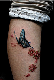 足の美しい美しい青い蝶赤い美しい花の写真