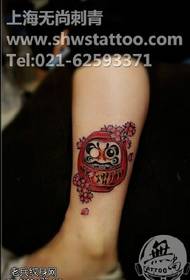 Poupée classique de style japonais, motif de tatouage de fleurs de cerisier