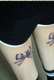 Mode-skoonheidspote met 'n mooi boog-tatoeëerpatroonfoto's