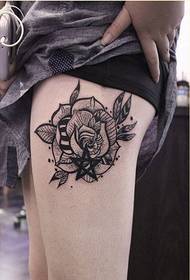 Moade frouljusbenen persoanlikheid prachtige rose tatoeaazjefoto