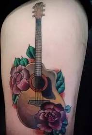 Tatuaggio di chitarra ascoltando il mondo