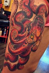 Röd bläckfisk tatuering mönster