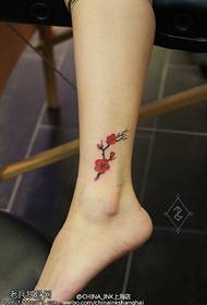 Trg nogu tetovaža crvene šljive