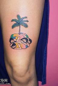 Modello del tatuaggio del cocco sulla coscia