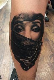 Vasikka naamioitu naisen tatuointikuvio