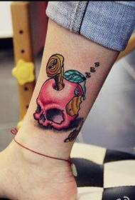 Stilske ženske noge lijepo izgledaju šarene slike tetovaža jabuke
