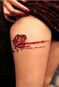 Gambe femminili alla moda con bellissime rose con foto di tatuaggi