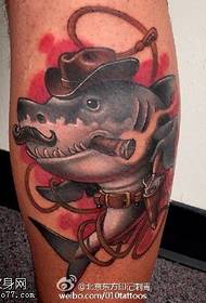 Modello di tatuaggio squalo dipinto gamba