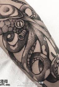 Modello tatuaggio polpo grande polpaccio