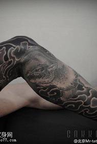 Patró clàssic del tatuatge animal dels núvols grisos negres