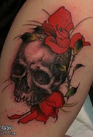 kaukolės rožės tatuiruotės modelis ant blauzdos