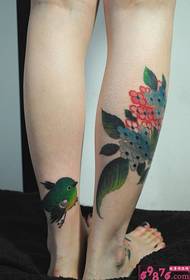 Mode ganska kalv snygg ny blomma med fågel tatuering bild