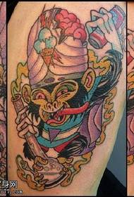 Malowany tatuaż małego człowieka na nodze