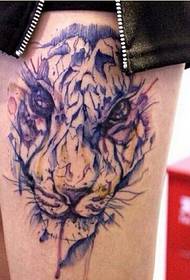 Снимка на женски крак личи мастило тигрова татуировка на главата