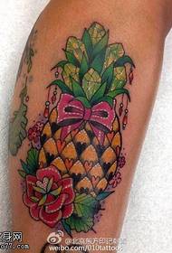 小腿上美麗的菠蘿紋身圖案
