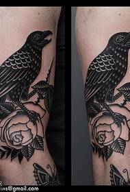 Теля кусає ворона татуювання візерунок