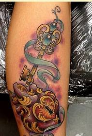 È consigliata un'immagine personalizzata del tatuaggio con blocco del cuore delle gambe