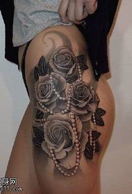 Karoliukų rožės tatuiruotės modelis ant šlaunies