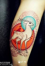 Vasikkamaalattu peuran tatuointikuvio