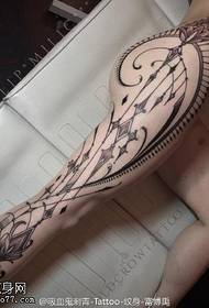 Totem tatueringsmönster på benen