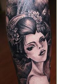Immagine raccomandata del modello del tatuaggio del fiore della gamba di personalità