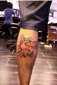 Immagine del modello del tatuaggio del logo del superman di colore di modo della gamba di personalità