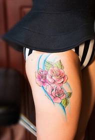 Fermoso muslo fermoso fermoso cadro de tatuaxe de flores