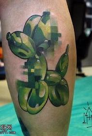Motif de tatouage de chiot ballon vert peint