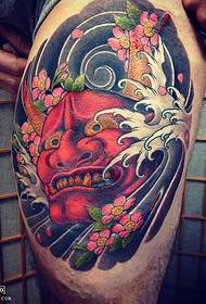 Tatuaggio rosso prajna sulla coscia