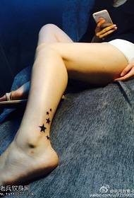 Hermoso pequeño tatuaje de estrella de cinco puntas en las piernas