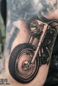 Wzór tatuażu motocyklowego łydki
