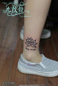 Klasičan osvježavajući uzorak tetovaže lotosa