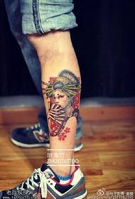Motivo tatuaggio geisha colorato in vitello
