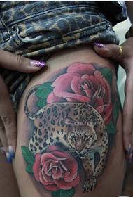Cosa áilleacht Liopard faisin clasaiceach le pictiúr tattoo ardaigh