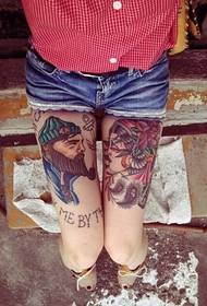 Immagine del modello del tatuaggio del carattere di tendenza di modo delle gambe femminili