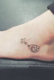 Tatuaggio del piede elegante e compatto