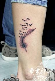 Subtilus ir gražus plunksnų tatuiruotės raštas