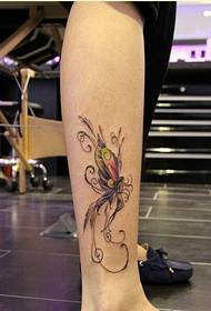 Kadın güzel bacaklar renkli kelebek dövme desen resmi