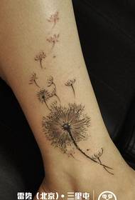 Modello del tatuaggio del dente di leone che fluttua nel vento